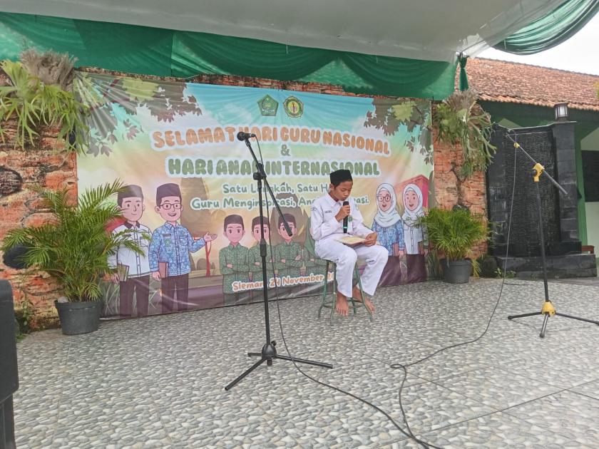 Bacaan Merdu Muhammad Fakhri Ismail Warnai Peringatan Hari Guru dan Hari Anak Internasional di MTs Negeri 3 Sleman