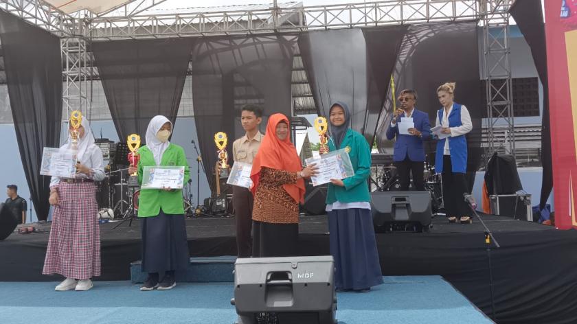 Siswi MTsN 3 Sleman Raih Juara Favorit Story Telling Contest