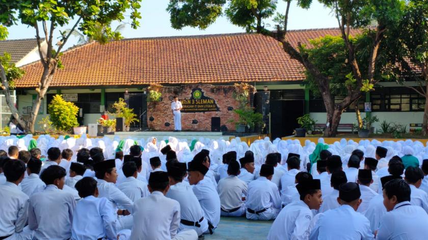 Pastikan Faeyza Rafi Adi Pradana Siap! MTsN 3 Sleman Gelar Geladi Bersih Pidato Bahasa Indonesia Putra Jelang PKM Kabupaten