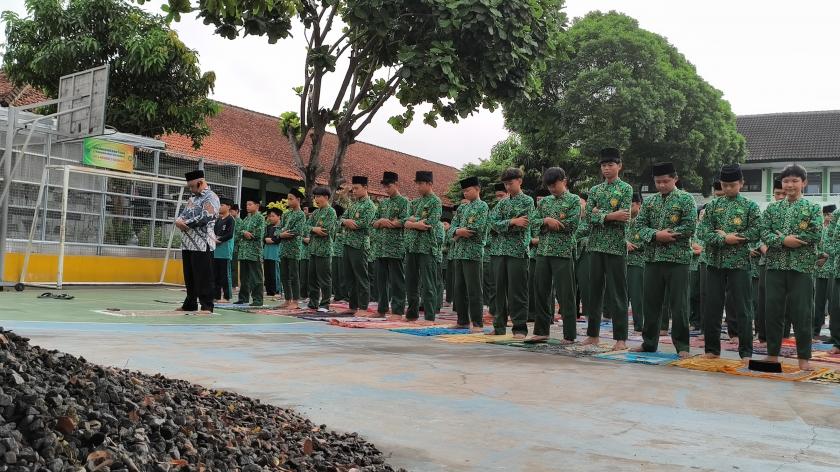 Meneladani Kebiasaan Baik, Kepala MTsN 3 Sleman Pimpin Langsung Salat Duha Berjamaah