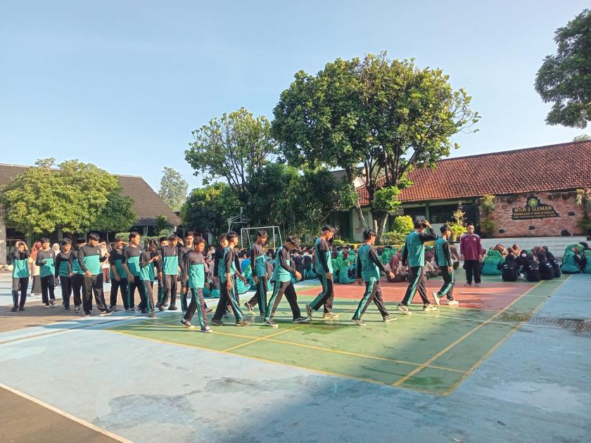 Jaga Fisik dan Mental, Program Jumat Hebat MTs N 3 Sleman Gelar Jalan Sehat