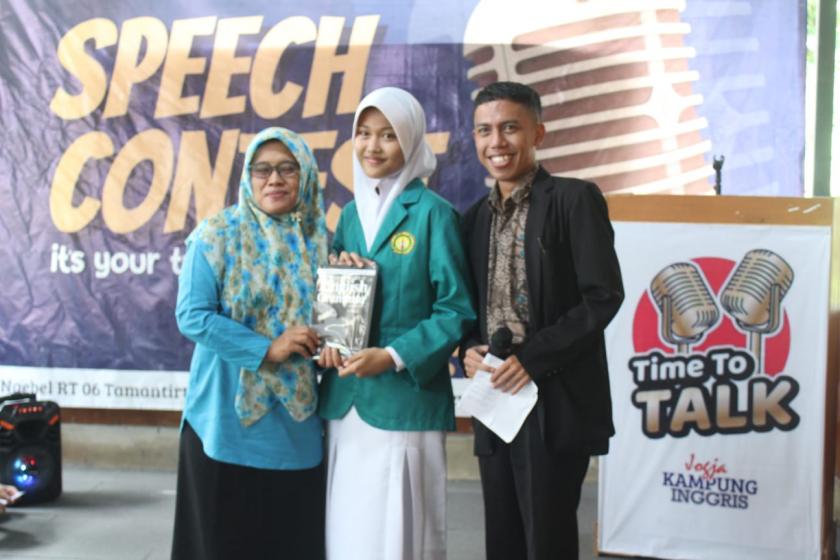 Siswi MTsN 3 Sleman Sabet Juara 1 Speech Contest