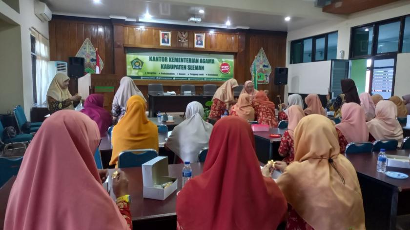 Dua Perwakilan DWP MTs Negeri 3 Sleman Ikuti Kegiatan Rutin DWP Kemenag Sleman