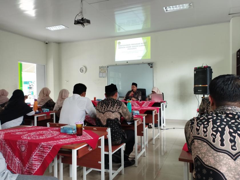 Tingkatkan Profesionalitas Kerja, Guru MTs Negeri 3 Sleman Hadiri MGMP Bahasa Arab