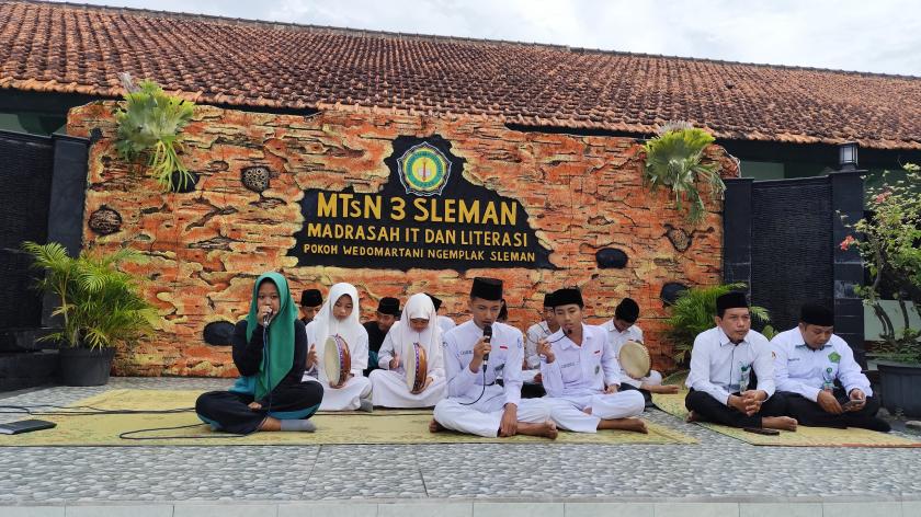 Penampilan Hadroh Hiasi Tasmi’ul Quran MTs Negeri 3 Sleman