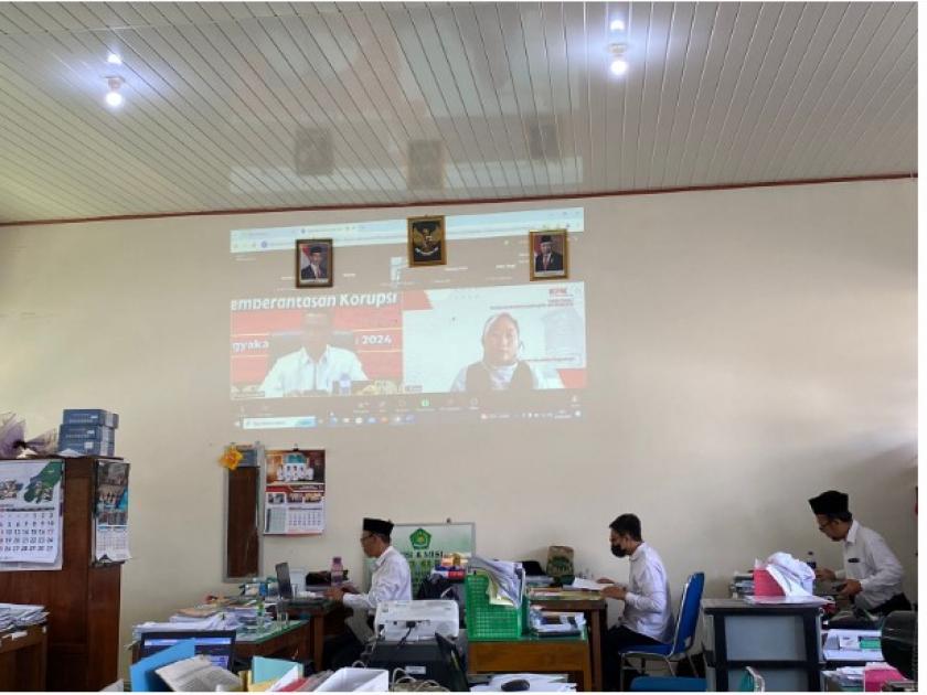 Guru Pegawai MTs Negeri 3 Sleman Ikuti Webinar Sosialisasi Antikorupsi dan Gratifikasi