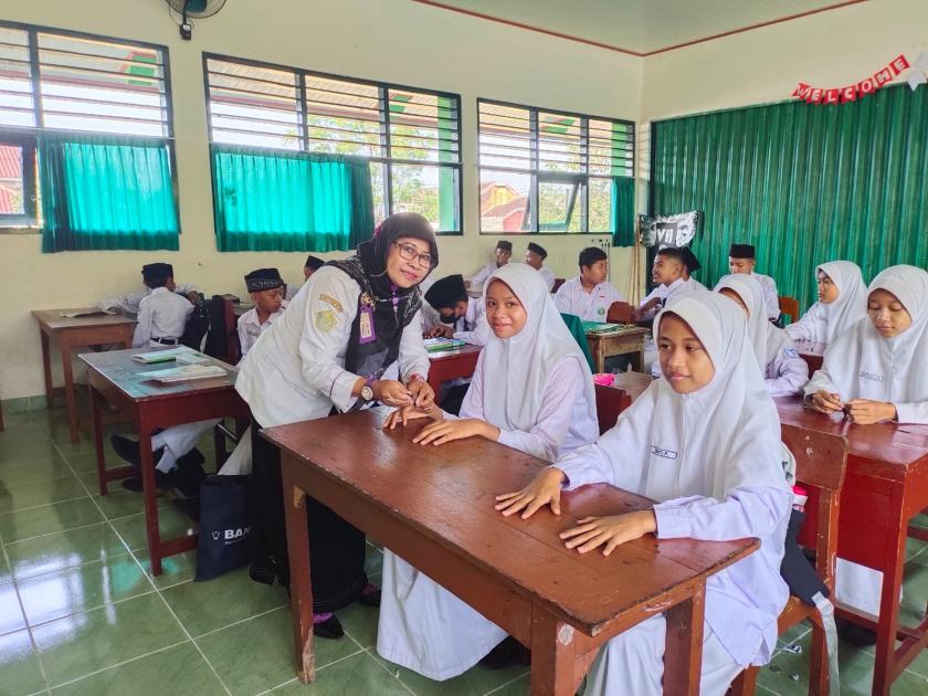 Peduli Siswa-Siswi, MTs Negeri 3 Sleman Terjun Langsung Potong Kuku  oleh Wali