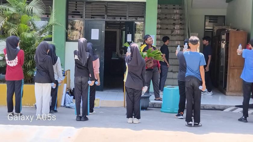 Semangat Kepanduan Berkobar, Pramuka Penggalang MTsN 3 Sleman Gelar Latihan LT Putri di Halaman Madrasah