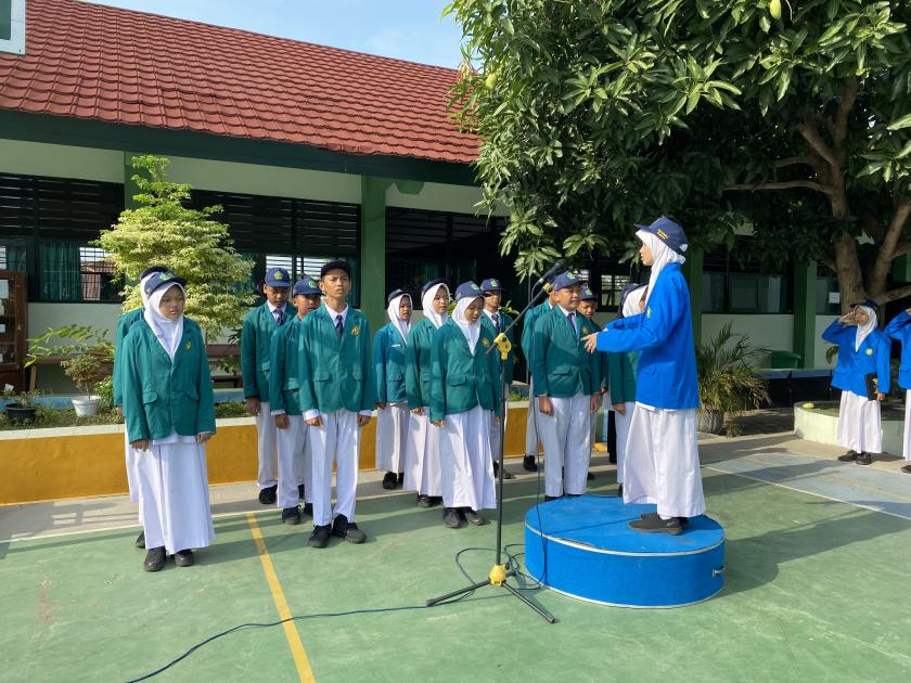 Tampil Perdana, Paduan Suara MTs Negeri 3 Sleman Iringi Upacara Bendera