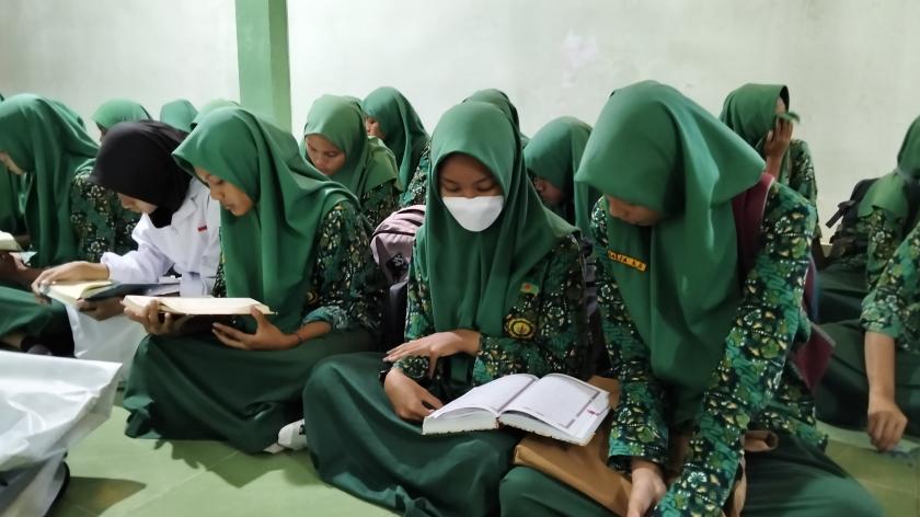 Seluruh Siswa Kelas IX MTsN 3 Sleman Ikuti Literasi Religi  di Musala