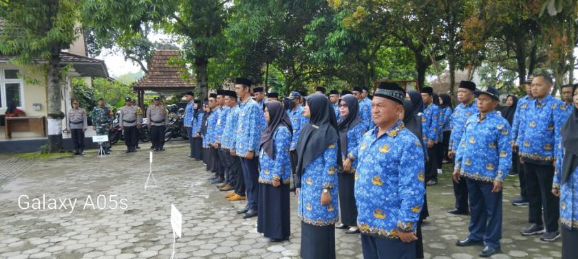Guru MTs Negeri 3 Sleman Ikuti Upacara Hari Pahlawan di Kapanewon Ngemplak