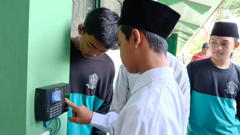 Kembangkan Program Madrasah IT, MTsN 3 Sleman Terapkan Presensi Fingerprint bagi Siswa