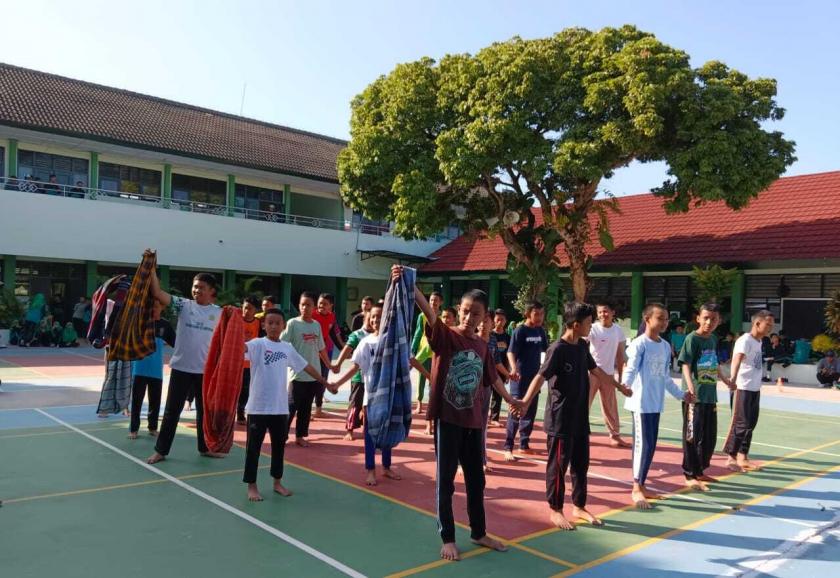 Adu Kekompakan, Lomba Estafet Sarung Berlangsung Meriah pada Pekan Sehat Jiwa Raga