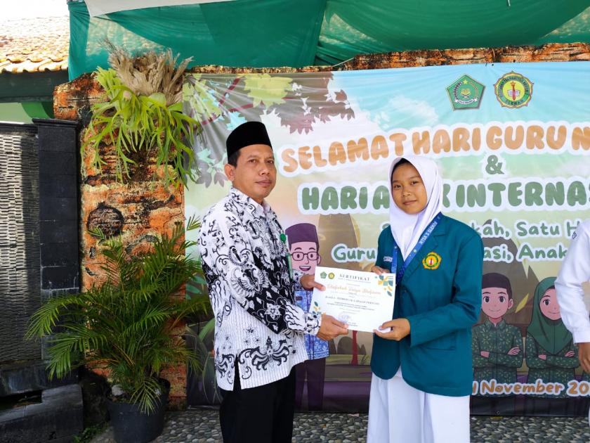 Chafiekah Chyntia Shofiana Raih Penghargaan Siswa Peraih Medali Terbanyak Ketiga MTsN 3 Sleman