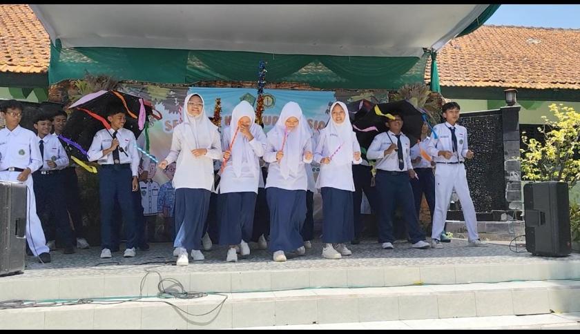 Panggung Meriah, Kelas 9D Tampil Spektakuler dengan Tarian Boria Upin Ipin