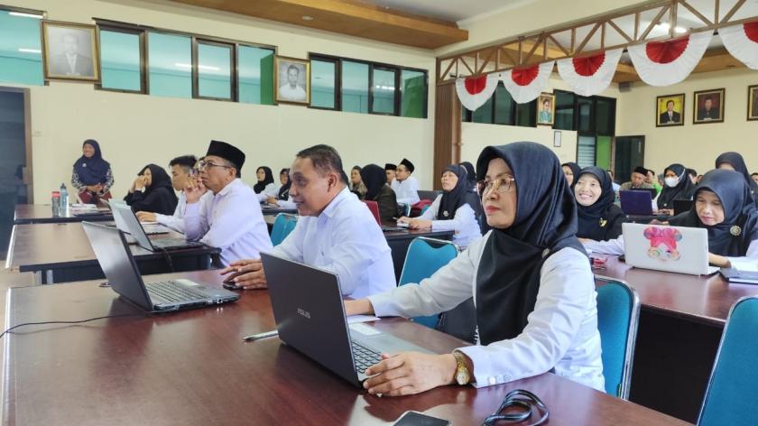 Manfaatkan AI, Guru Bahasa Inggris MTs Negeri 3 Sleman Ikuti Pelatihan