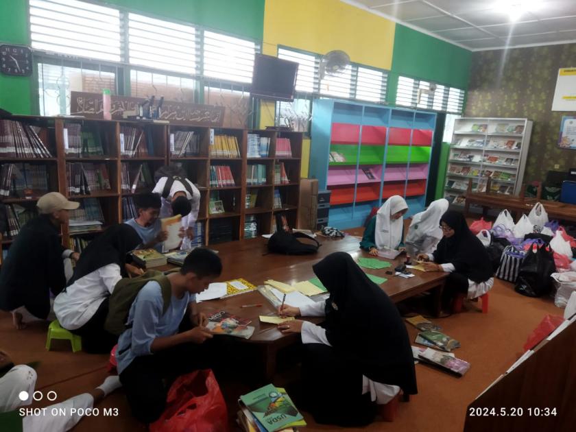 Perpustakaan Daarus Tsaqofah MTs Negeri 3 Sleman Layani Pengembalian Buku Siswa Kelas IX