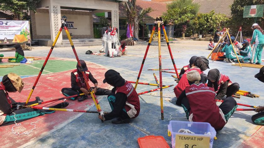 Ketangkasan Tim Nagapuspa MTsN 3 Sleman Unjuk Aksi Buat Menara Pandang di Lomba GP Pioneering LT II Ngemplak