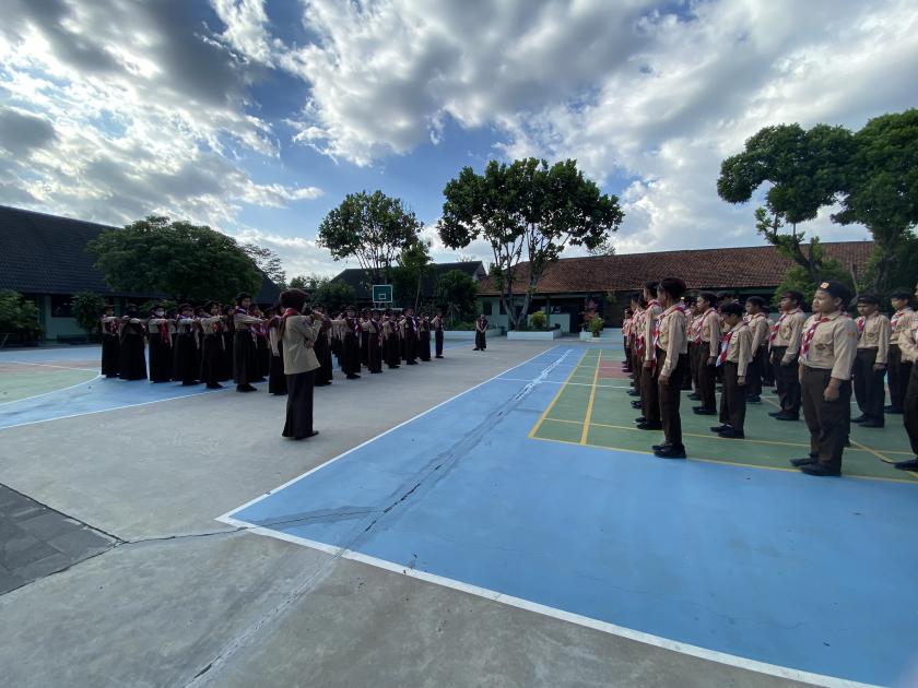 Penggalang MTs Negeri 3 Sleman Tertib Latihan Baris Berbaris