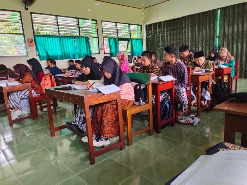 Pakaian Adat Membuat Siswa MTs Negeri 3 Sleman Belajarnya Makin Semangat