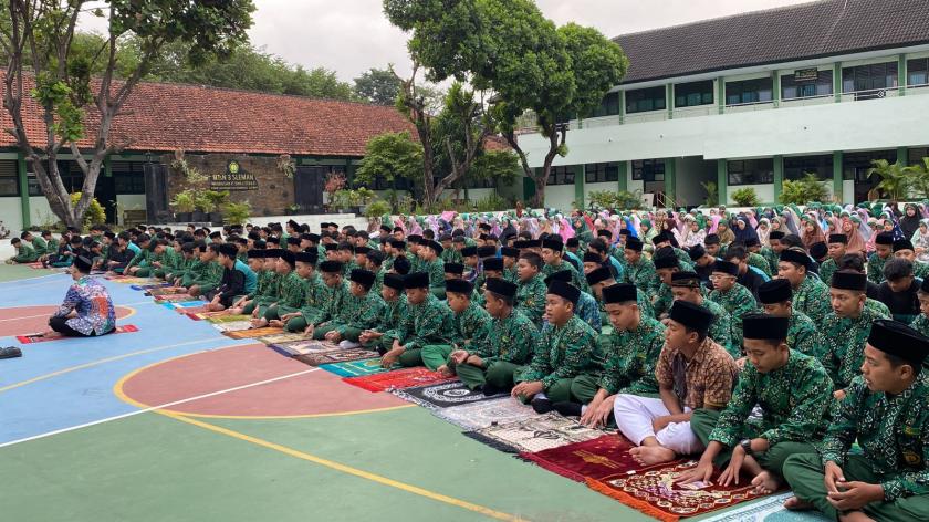 Sambut Berakhirnya Kepemimpinan Sang Menteri, Siswa MTsN 3 Sleman Lafazkan Selawat Asyghil