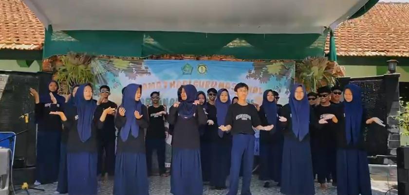 Getarkan Panggung, Aksi Flashmob VIII D MTs Negeri 3 Sleman Histeriskan Penonton