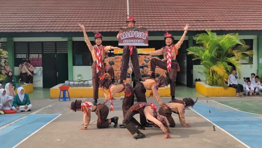 Penuh Semangat dan Kompak, Tim Yel-Yel Putri Nagapuspa MTsN 3 Sleman Unjuk Kebolehan di Halaman Madrasah
