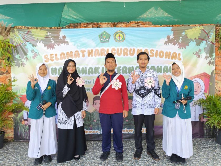 Apresiasi di Hari Guru: Murid MTsN 3 Sleman Berikan Penghargaan Guru Terfavorit