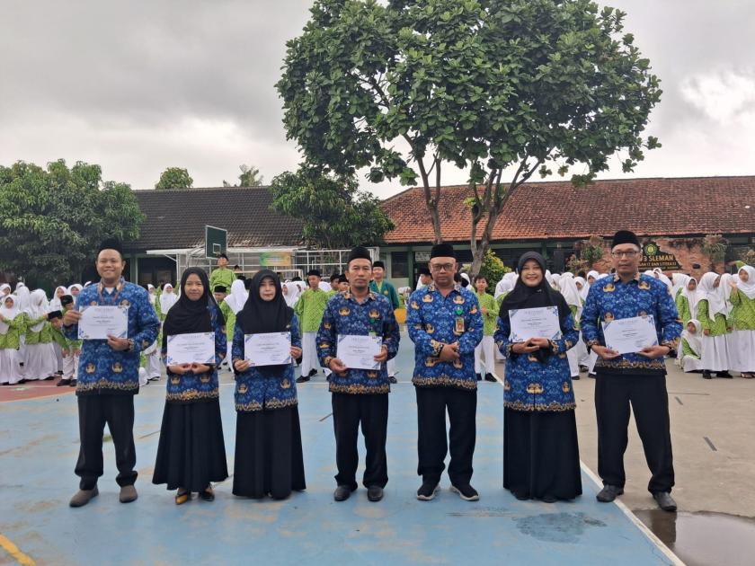 Kepala MTsN 3 Sleman Serahkan Penghargaan Guru dan Pegawai Berprestasi pada Peringatan Hari Sumpah Pemuda
