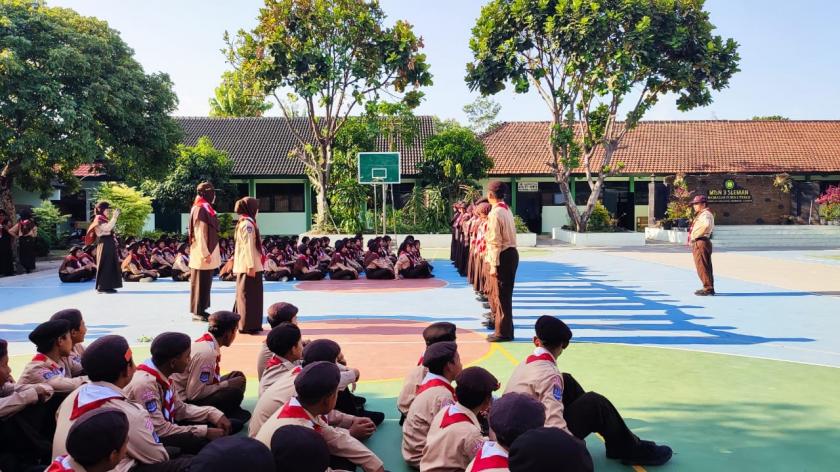 Bentuk Karakter Disiplin dan Tegap, Pramuka MTsN 3 Sleman Latih Penggalang Baris Berbaris