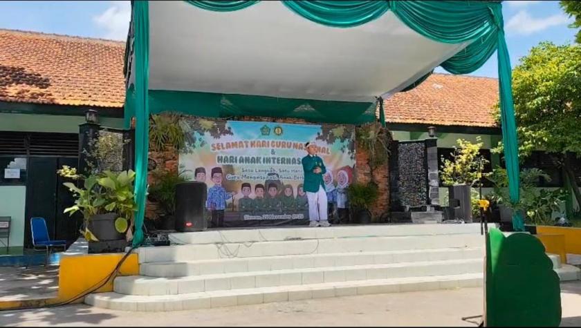 Ustman Tampil Gemilang di Panggung Talent Show MTs Negeri 3 Sleman