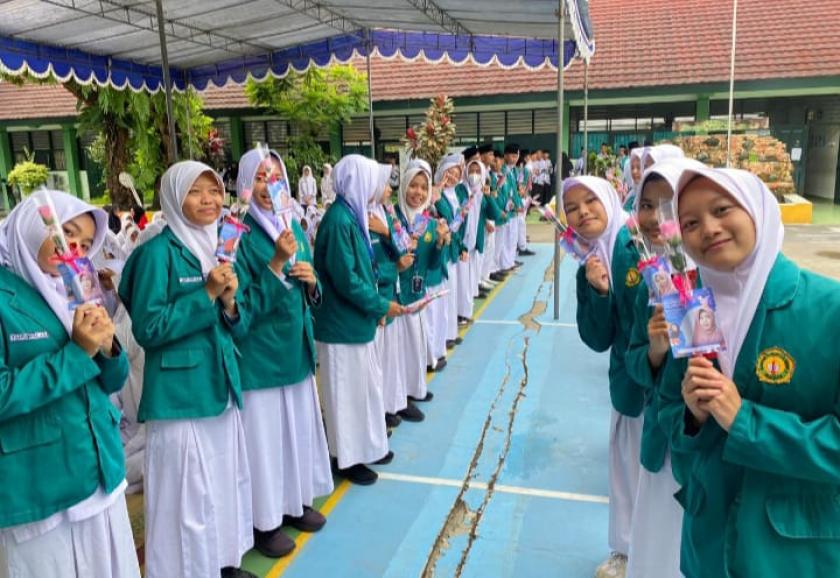 Cahaya Langkah Sang Pendidik, OSIS MTs Negeri 3 Sleman Hadirkan Prosesi Penghormatan yang Memantik