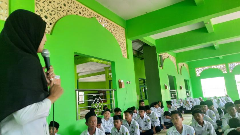 Guru Seni Budaya MTsN 3 Sleman Jadi Narasumber Seminar “Pembuatan Mading yang Menarik”