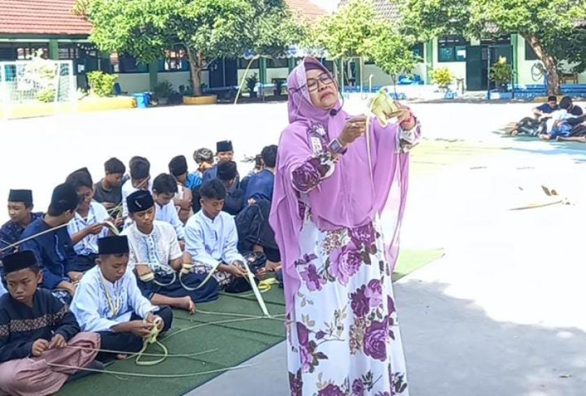 Terampil dan Memikat, Guru MTs Negeri 3 Sleman Bagikan Tutorial Membuat Ketupat
