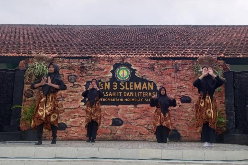 Kelas 7D MTs N 3 Sleman Tampilkan Tari Sintren di Matsanega Talent Show