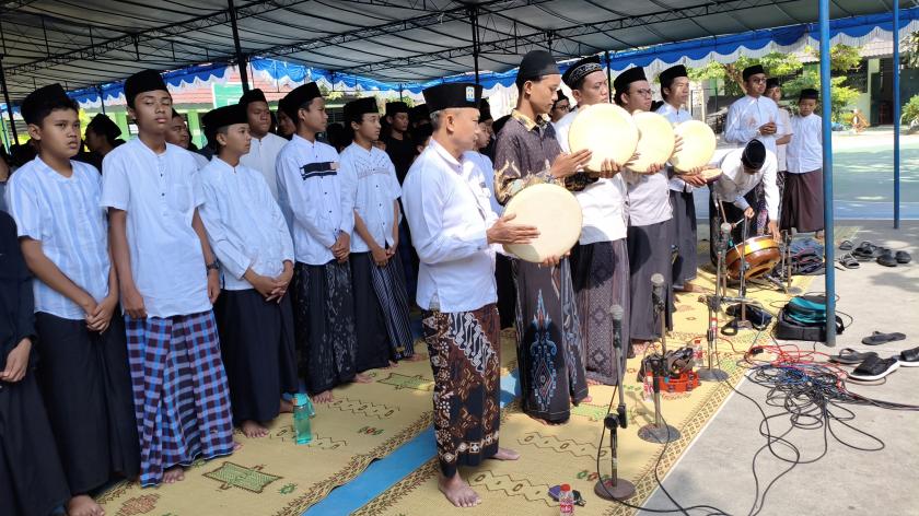 Meriahkan Maulid Nabi dan Harlah ke-58 MTs Negeri 3 Sleman, Grup Rebana Usyaqul Musthofa Krapyak Tampilkan Hadroh Penuh Khidmat