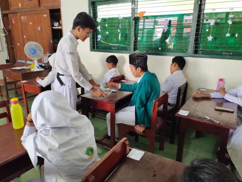 Peduli Teman Berduka, Murid MTs Negeri 3 Sleman Menggalang Dana 