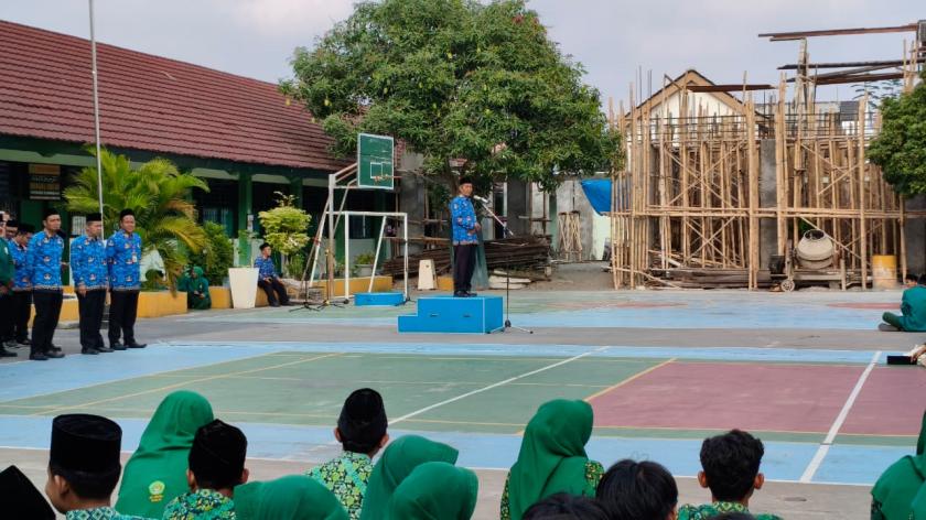 Tak Kenal Maka Tak Sayang, Suasana Perkenalan Guru Baru Bahasa Inggris Mr Harsoyo, S.Pd. Penuh Keakraban