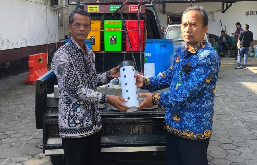 Siap Menuju Madrasah Adiwiyata, MTsN 3 Sleman Terima Dukungan Sarana dari DLH Kabupaten Sleman