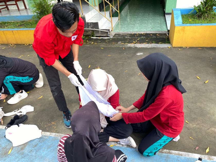 Tingkatkan Kesiapsiagaan Medis, PMR MTsN 3 Sleman Dalami Teknik Pembidaian