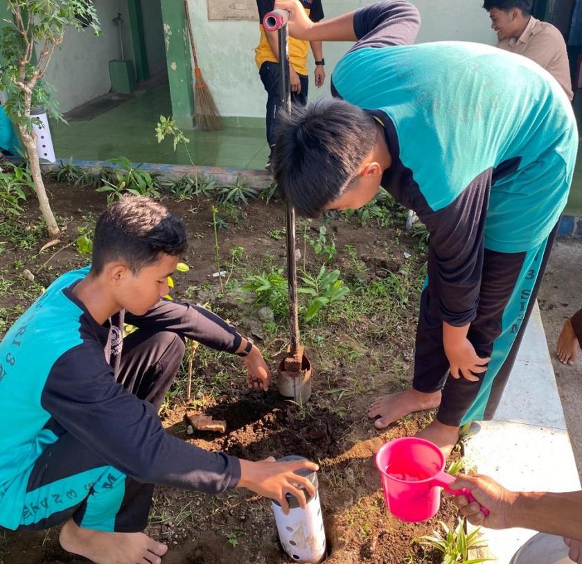 Pembuatan Biopori Pokja Konservasi Air, Wujud Dukungan Program Adiwiyata MTs Negeri 3 Sleman