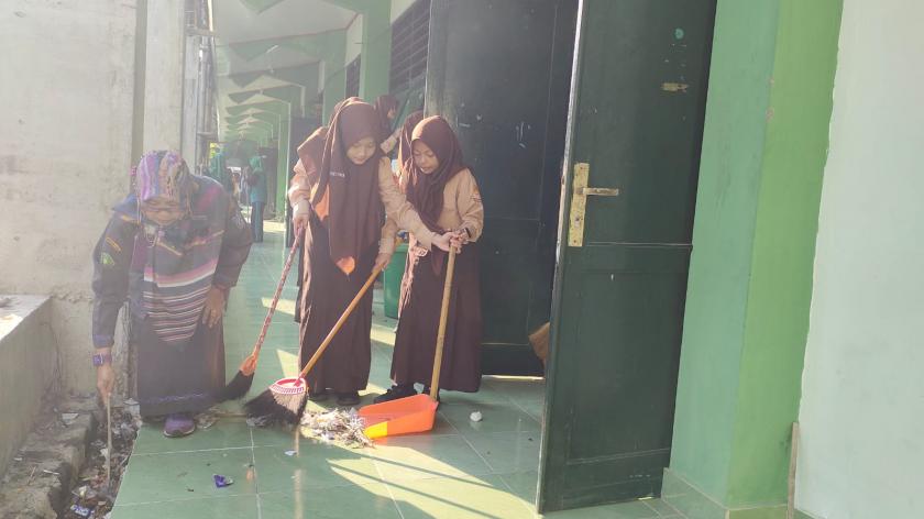 Siap Hadapi Penilaian Adiwiyata Tingkat Kabupaten, Kader Kebersihan dan Sanitasi Gelar Kerja Bakti 