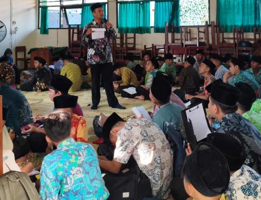 Semarak Hari Keempat MATSAMA MTsN 3 Sleman: Murid Diajak Terbuka dan Interaktif Bahas Permasalahan Remaja Bersama KUA Ngemplak