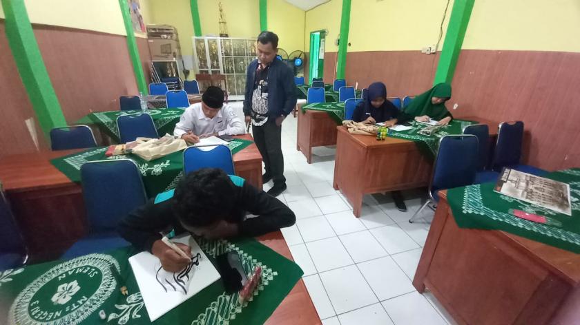 Persiapkan Diri di Ajang PKM, MTs Negeri 3 Sleman Seleksi Kaligrafi