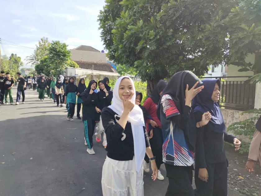 Galakkan PHBS, MTsN 3 Sleman Ikuti Jalan Sehat Bersama