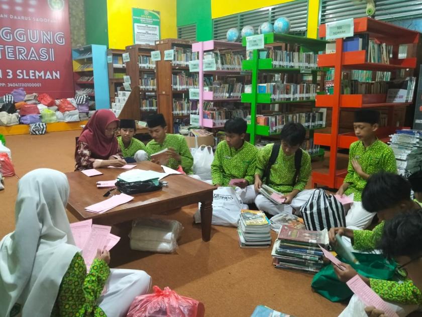 Tuntaskan Administrasi Akhir Tahun, Siswa MTsN 3 Sleman Tertib Kembalikan Buku ke Perpustakaan Daarus Saqofah