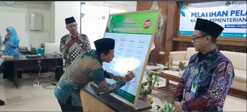 Kepala MTsN 3 Sleman Ikuti Pembinaan Pegawai: Pelayanan Prima dan Penandatanganan Deklarasi “Berani Bersih”