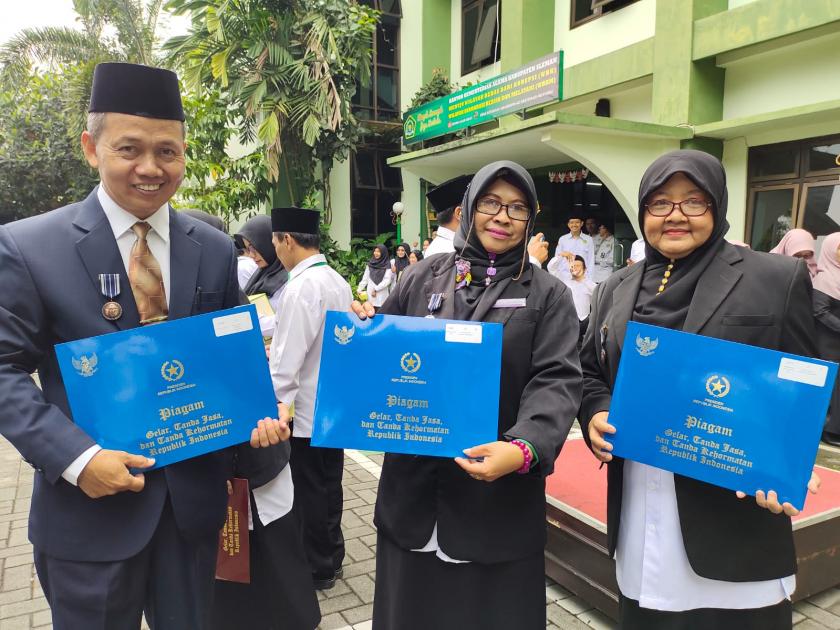 Tiga Guru MTs N 3 Sleman Terima Gelar Tanda Jasa dan Kehormatan Presiden Republik Indonesia