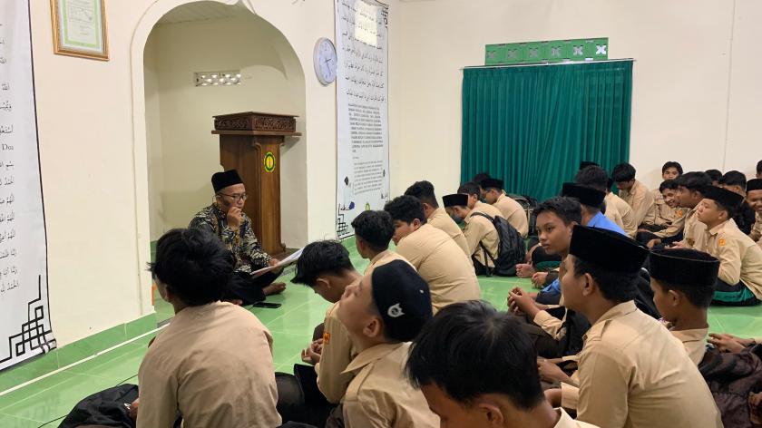 Siswa Kelas IX MTsN 3 S leman Lakukan Literasi Religi Perdana di Musala Madrasah