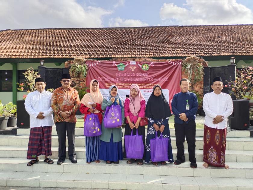 Spirit Kepedulian di Usia 57 Tahun, MTs Negeri 3 Sleman Bagikan Puluhan Paket Baksos